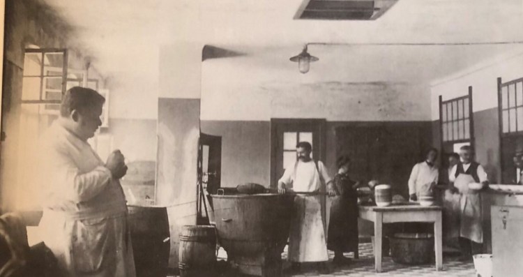 Gmy Image 1 - Studio kitchen